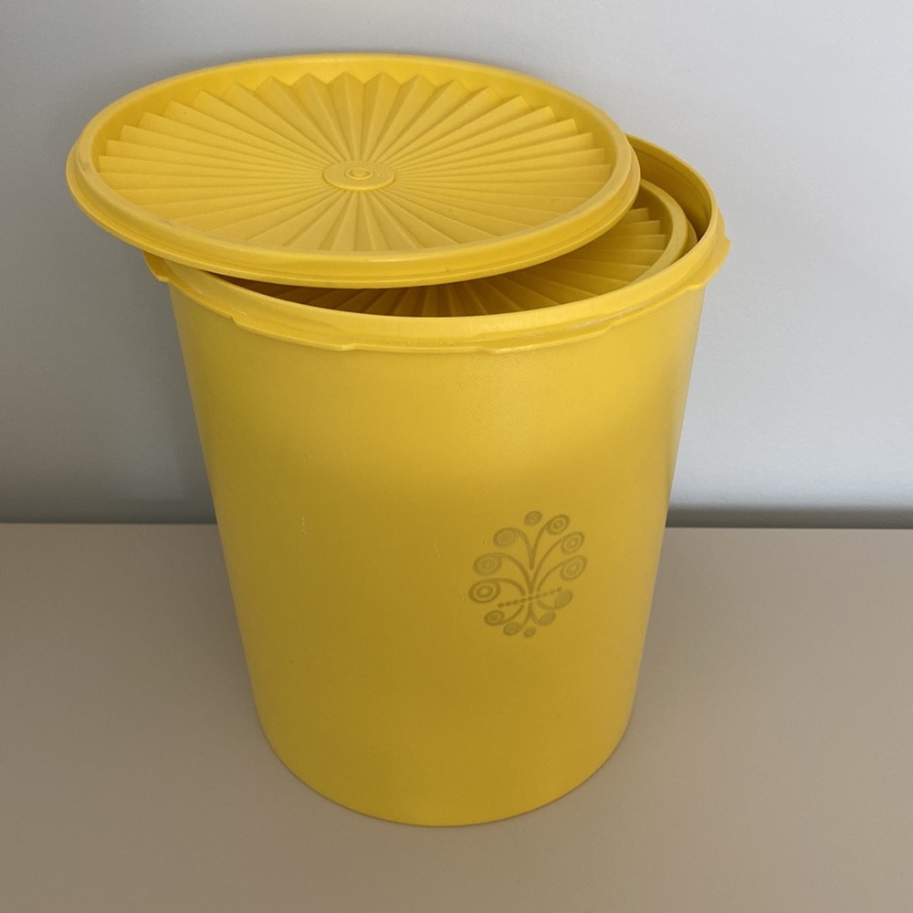 Vintage large yellow Tupperware containers set of 2 - Picture 11 of 11